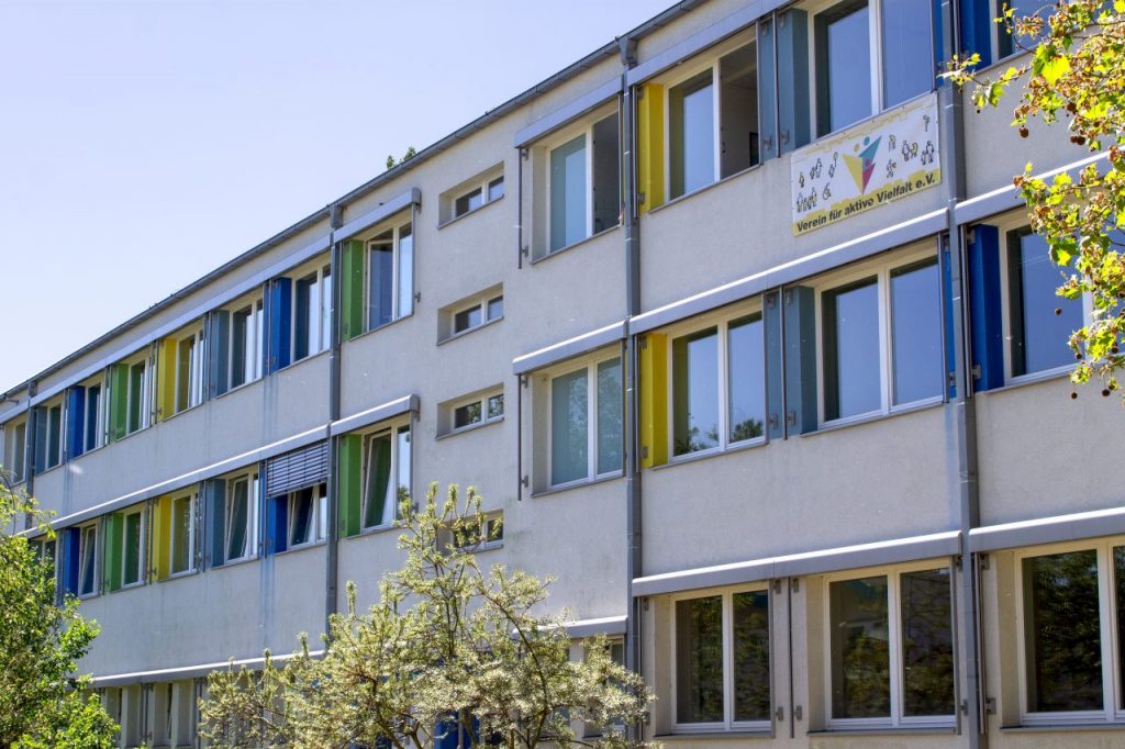 Nachbarschaftshaus, Gebäude der Geschäftsstelle aus der Sicht vom S-Bahnhof Wartenberg